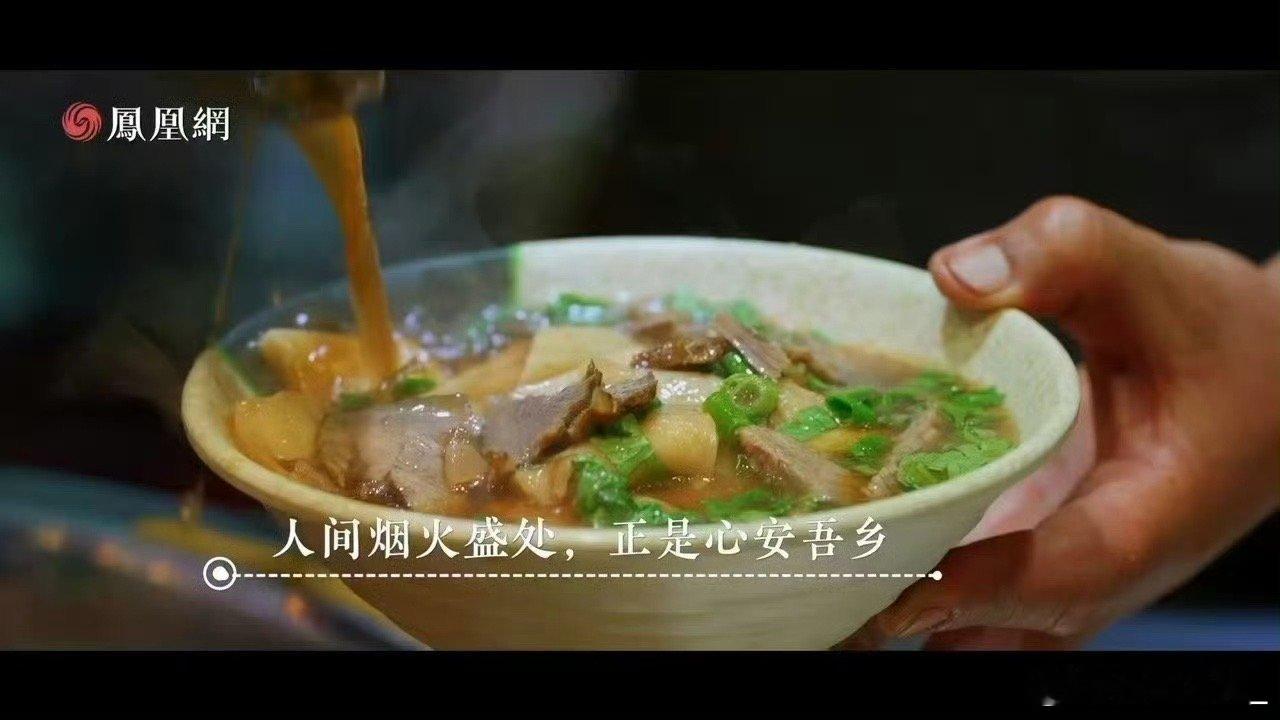 石家庄夜市近千摊位场面震撼近千个摊位连成璀璨长街，烧烤香混着糖炒栗子甜，人声鼎沸