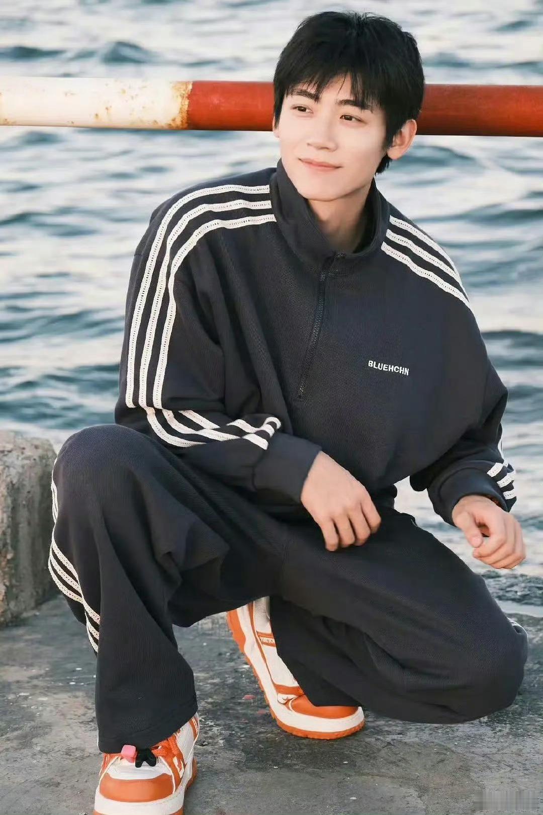 李卿换一套皮肤好有少年感李卿最迷人的地方，是他能同时hold住少年感、人夫感、年