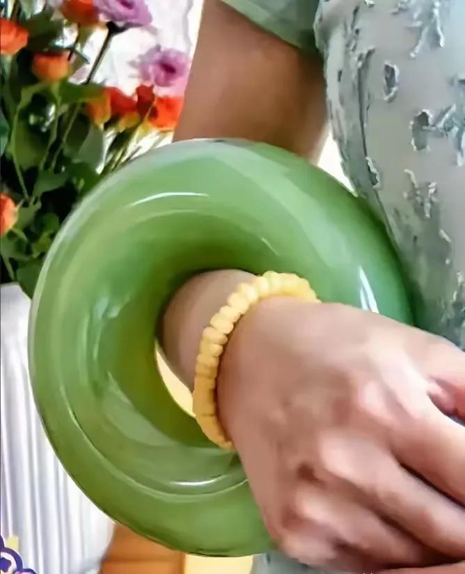 有这么炫富的吗？
一个貌似富婆的大妈，每次出门，手里总要挎着一个很粗很大的翡翠手