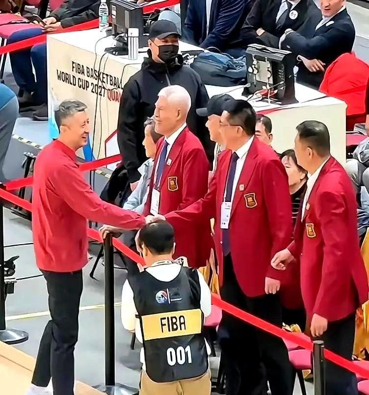 你瞧瞧这事儿丢人不？

首战韩国，篮协邀名人堂元老观赛，郭导赛前与老帅握手，神态