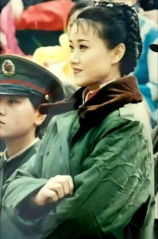 我天，刚刷到一张老照片，差点以为是哪个电影的剧照。
定睛一看，宋祖英。年轻时候的