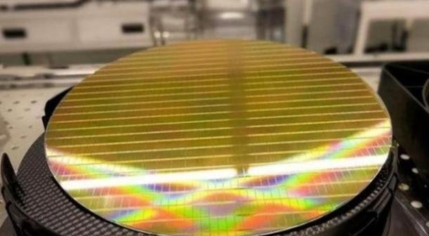 美利坚：绝不允许，使用美国技术的光刻机，卖给中国。中国：绝不允许，使用中国稀土的