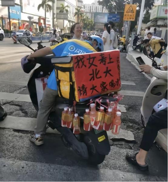 南宁街头，一辆电动车让无数人红了眼眶。后座上没挂外卖箱，挂满了饮料。一张红纸，毛