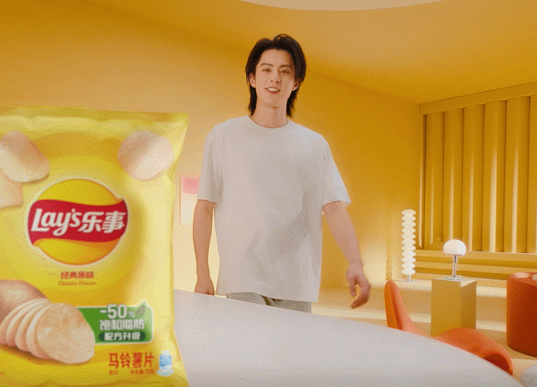 想吃王鹤棣手里的薯片 王鹤棣在新TVC里的造型也太戳人了吧！经典白T恤配上中长发