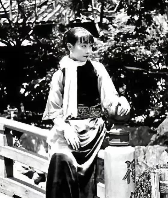 1940年深夜，民国大美女郑苹如，被秘密押到小树林执行枪决。特务垂涎她的美色，犹