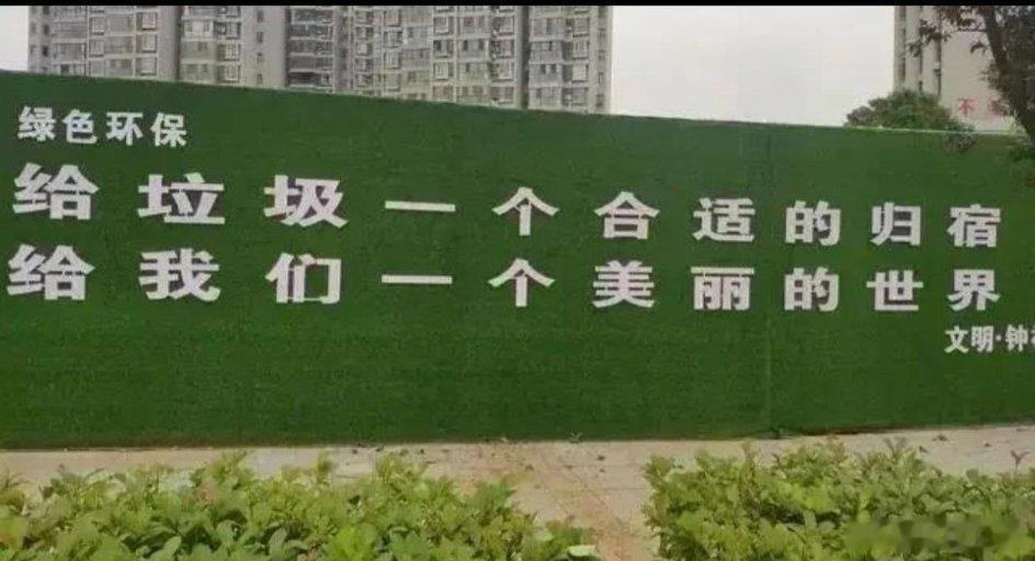 反贼润海外，餐厅做传菜。脑筋不灵光，只求莫回来。 