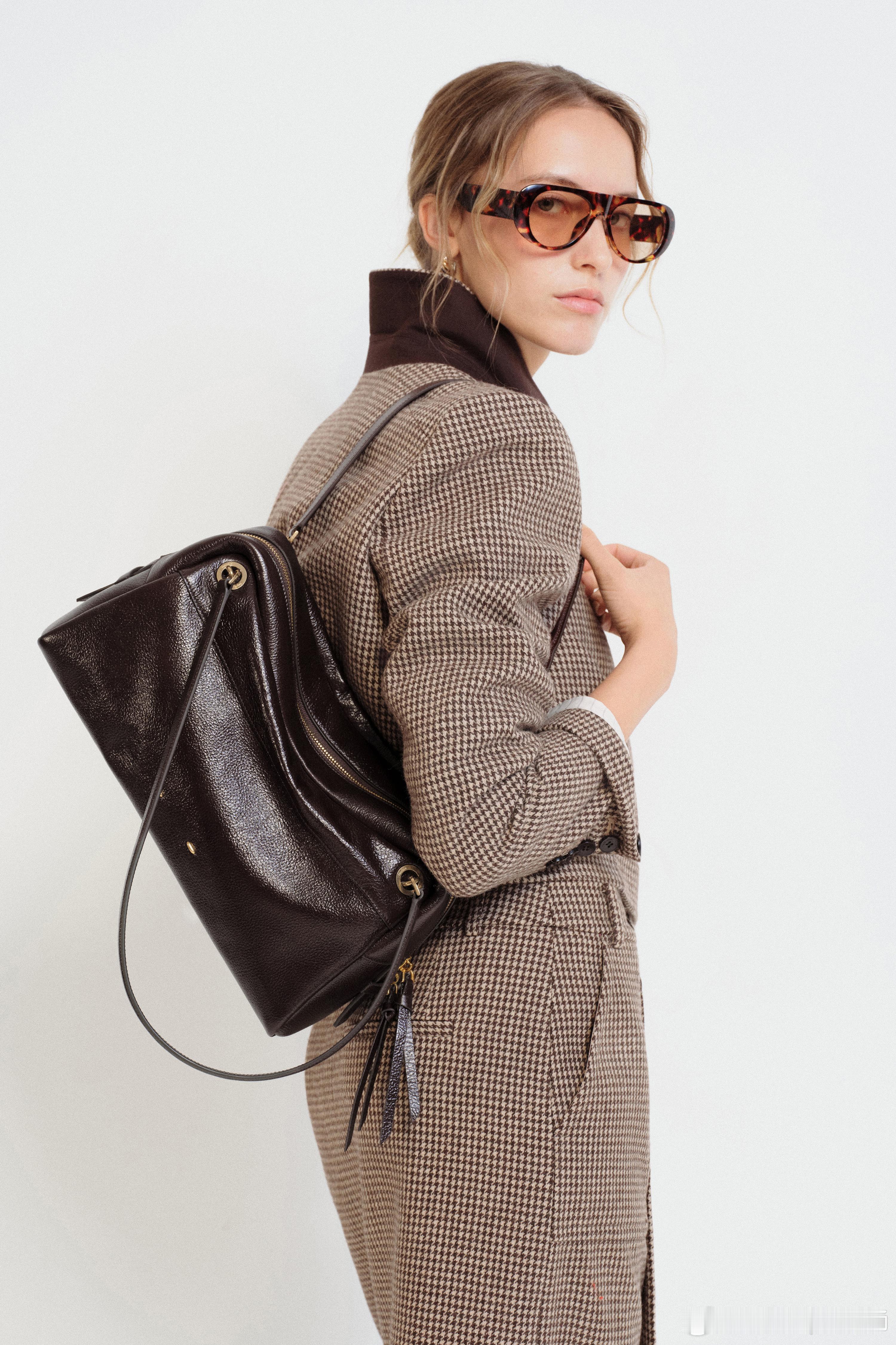 👜「随行系列」｜从容自持本季，我们希望「随行系列」包袋的角色超越身份标签或造型
