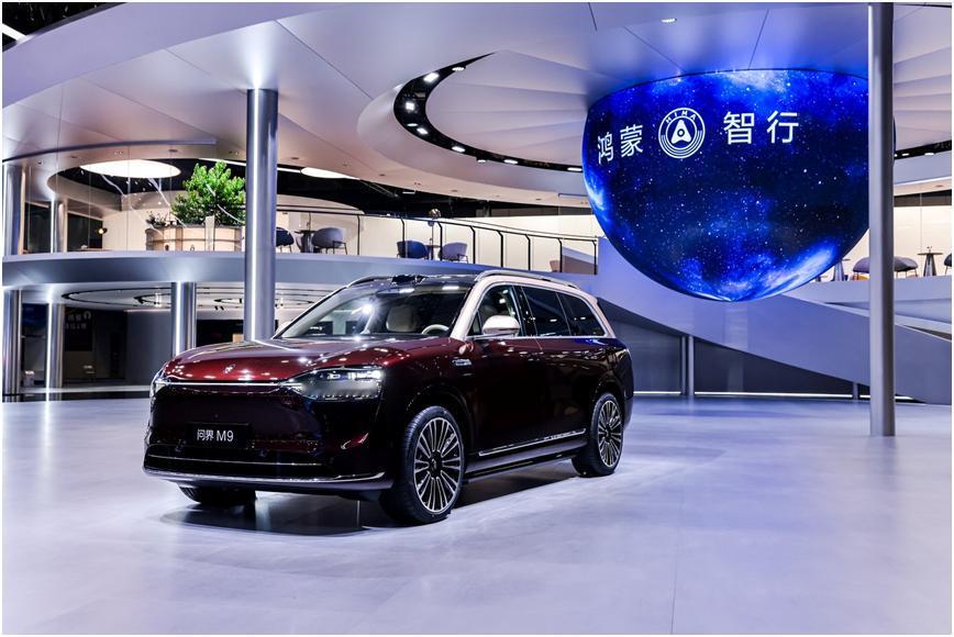 科技豪华融合，问界M9领航商务SUV新潮流
2025粤港澳车展上，问界M9大放异