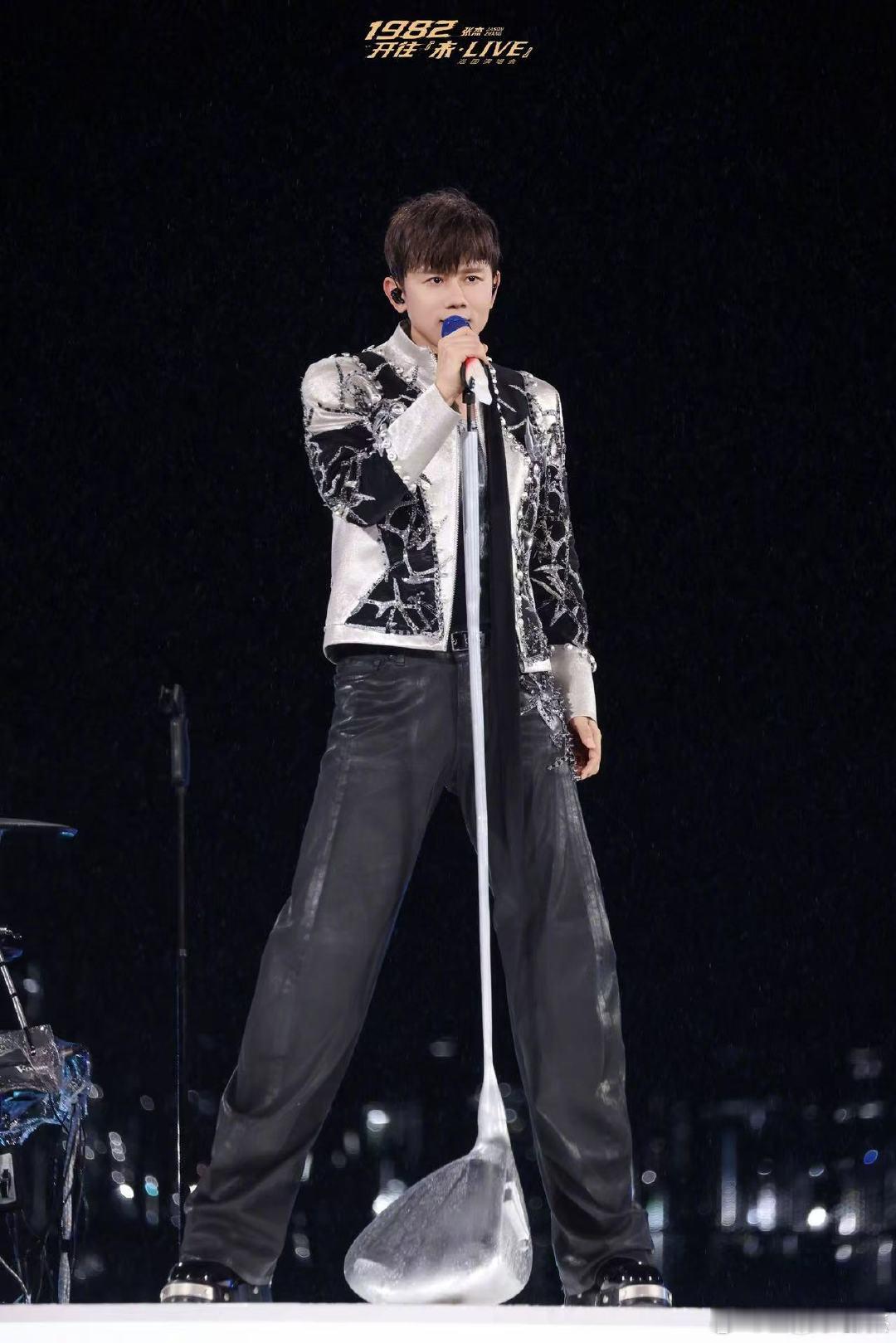 张杰动态小火车退场 堪称世界上最浪漫的退场！张杰1982开往未·LIVE演唱会散
