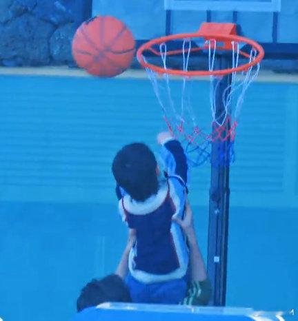 王鹤棣把小朋友举起来投篮 王鹤棣把小朋友举起来投篮，这臂力绝了！王鹤棣举起小宝宝