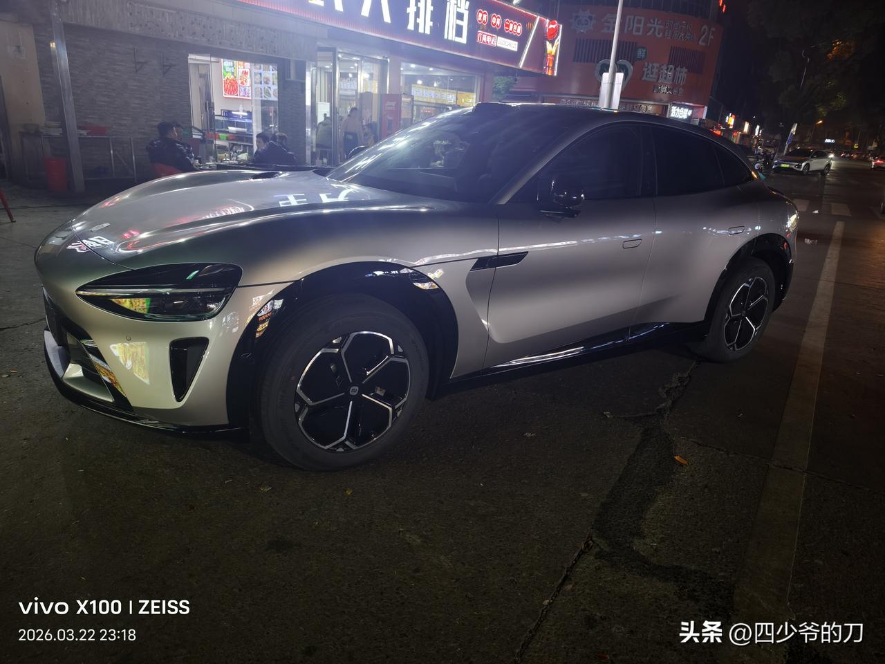 终于看到实车了，该说不说，细粮的车是真的漂亮。
妥妥的豪车气质，不管是侧面还是前