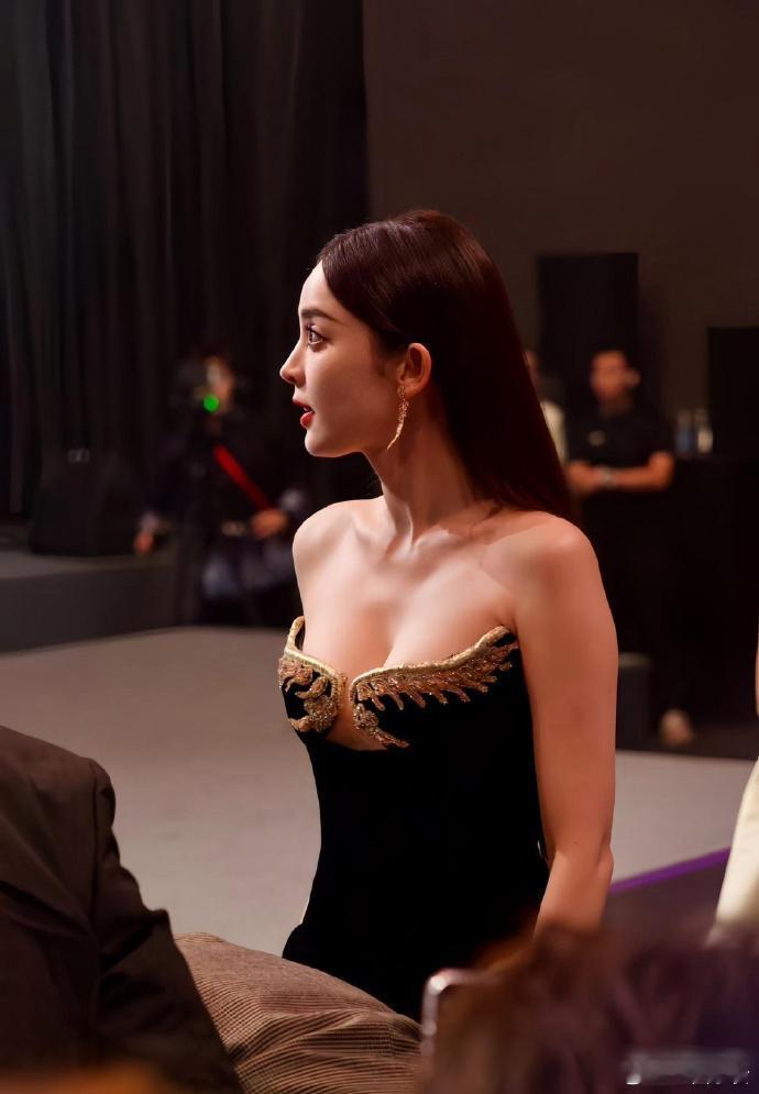 娜扎的身材真吓人！明明瘦得就像麻杆一样，可人家却有非常显眼的事业线 