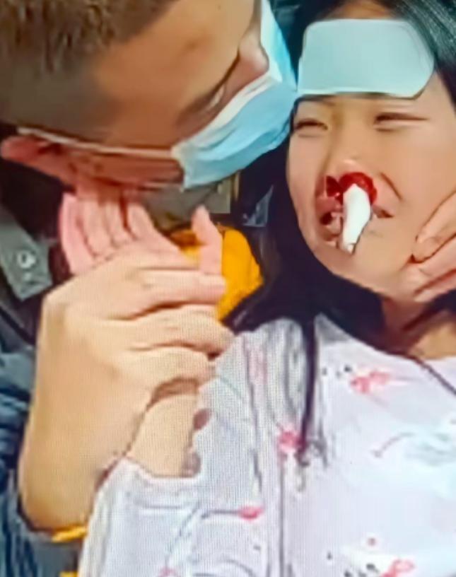在四川，一个8岁女孩白血病晚期，生命已入倒计时。她哭着对爸爸说：“爸爸不要难过，