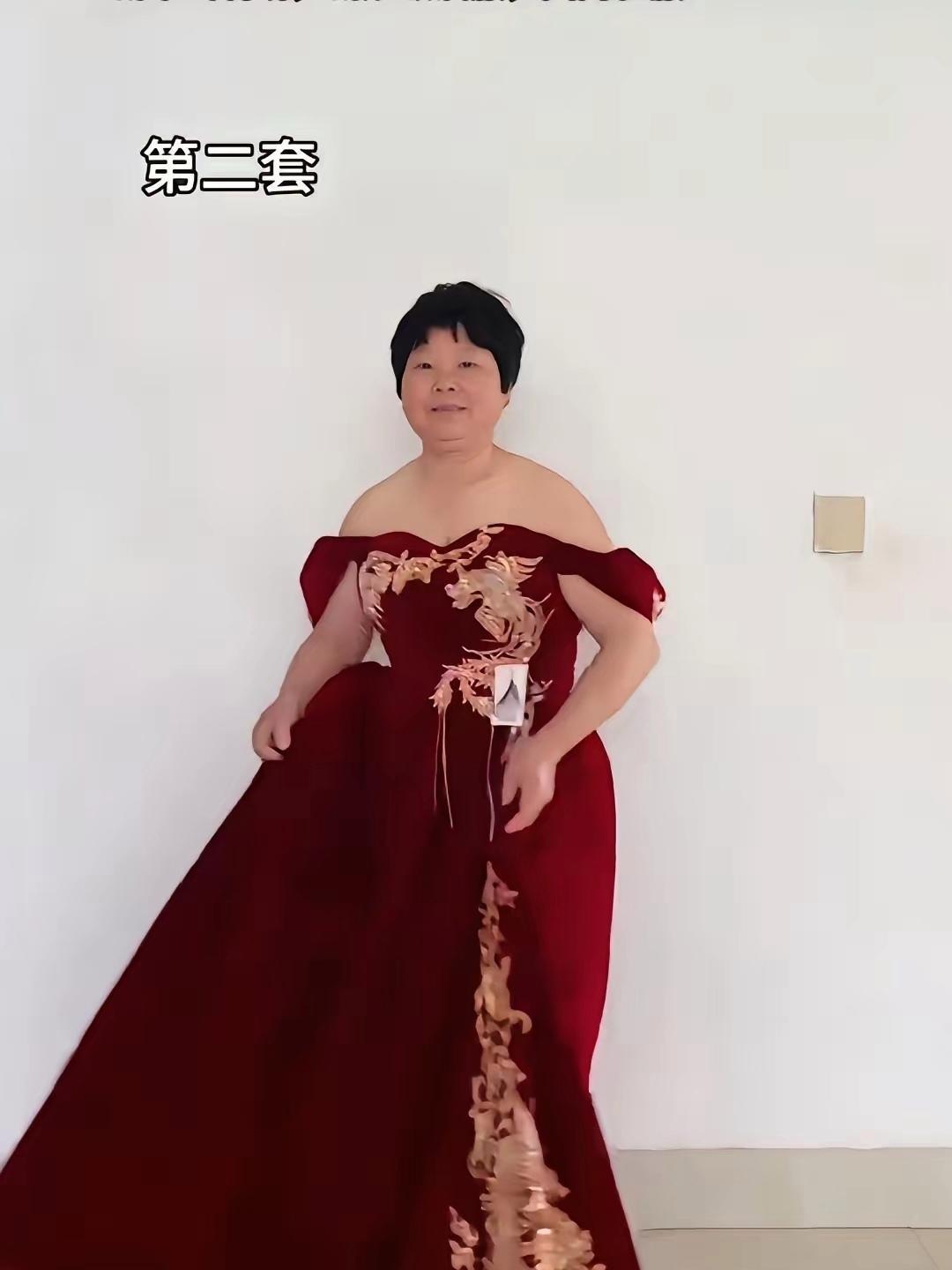 笑死！一位阿姨儿子结婚，她准备了四套礼服，发到网上找网友帮着参谋婚礼当天穿哪一件