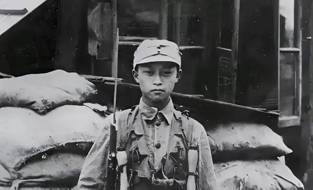 1938年台儿庄战役，16岁的“狼兵”韦容松在巡逻时遭遇6名日军组成的特工队，竟