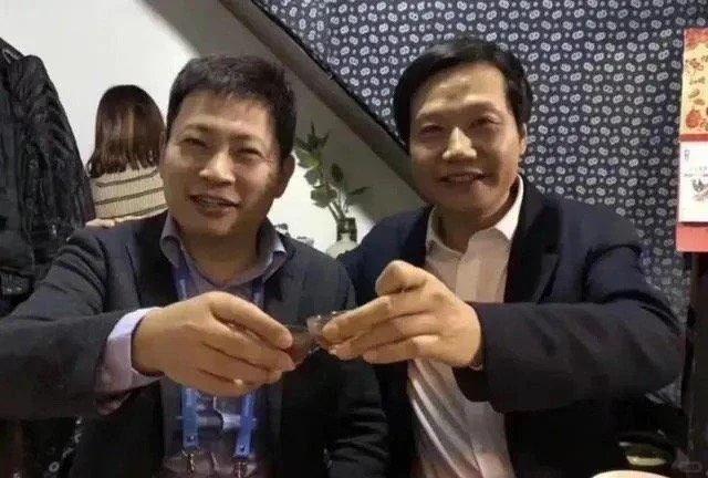 小米手机交给了卢伟冰，华为也把手机交给了何刚，雷军仍然要面对余承东这个老对手，一...