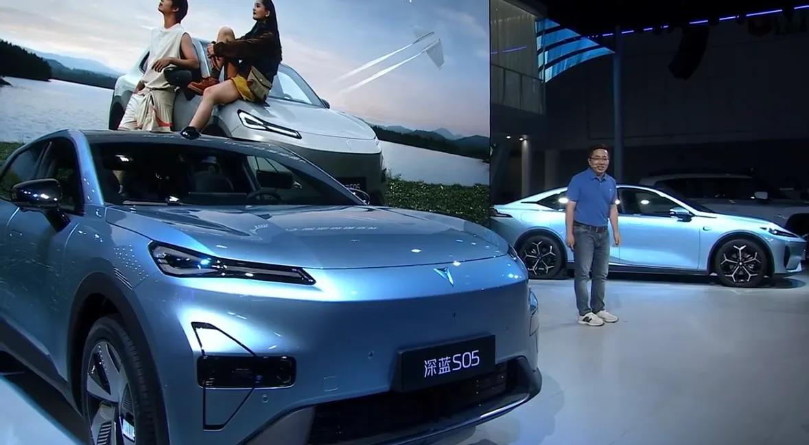 深蓝S05首发亮相：智能SUV
1.9平米天幕，电动遮阳帘
女王座驾，64色环抱