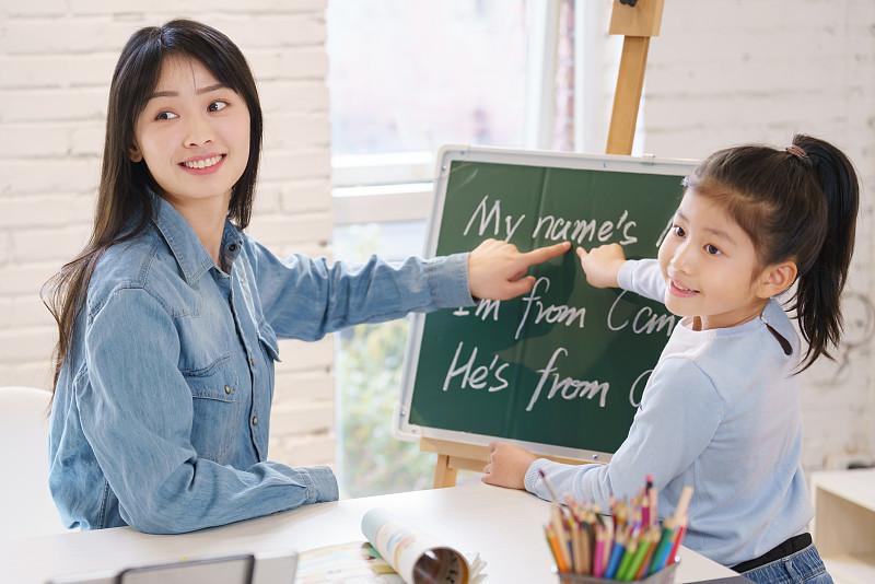 英语高考降到100分，你同意吗？

人们关注、期盼的两会如期而至，委员们的提案涉