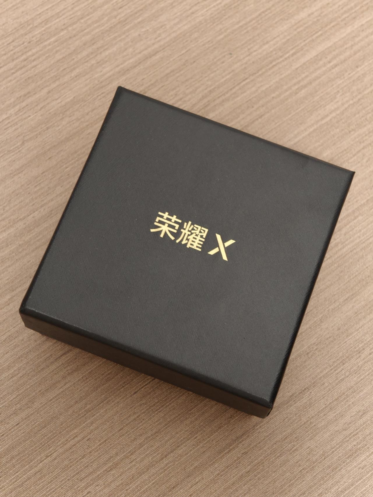 收到荣耀X80 Pro Max发布会邀请函啦，是一个可无限翻转的金属魔方，代表新