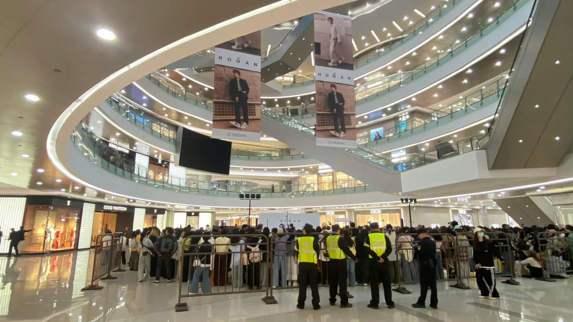 檀健次hogan杭州活动檀健次杭州活动现场人气爆棚！一大早商场就被小炭火们挤满，