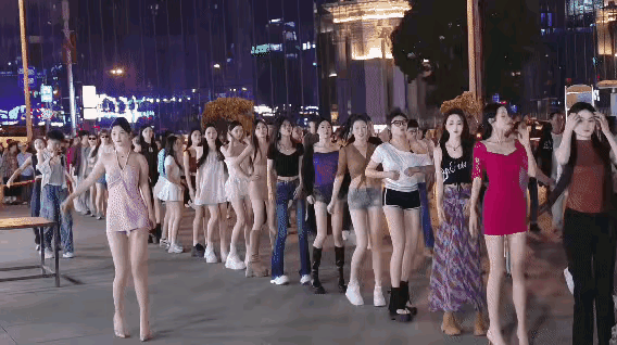 谁说广场舞扰民的，一点儿都不扰民，接着奏乐，接着舞[大笑]