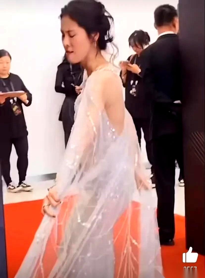 讲真，张碧晨回头扯裙子那一下，我隔着屏幕都感觉到了那股“别来惹我”的劲儿。
那个