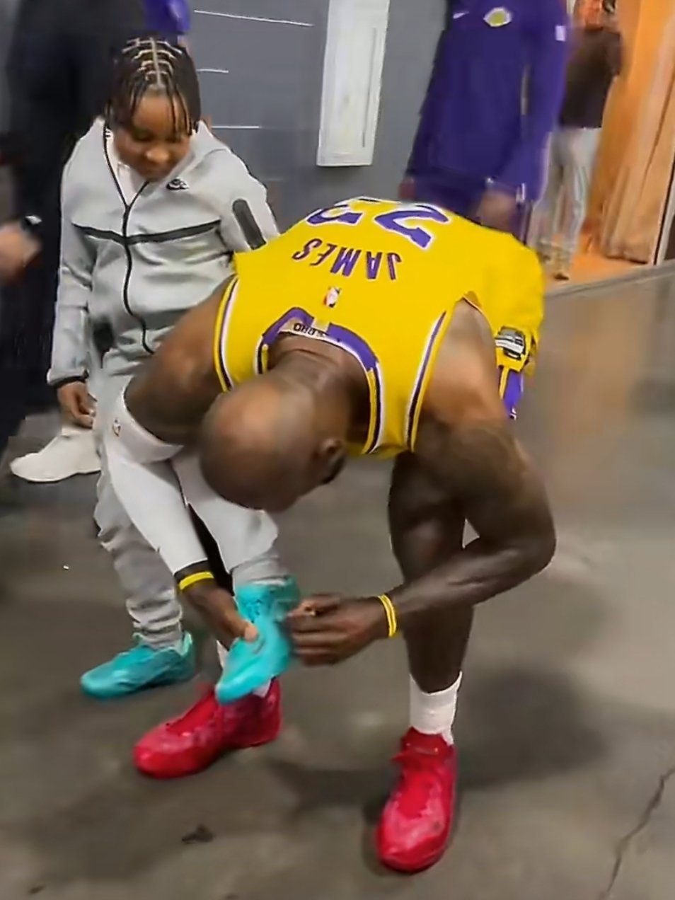 小孩哥要脱了给老詹签老詹说我直接给你签吧，脱了再穿费劲