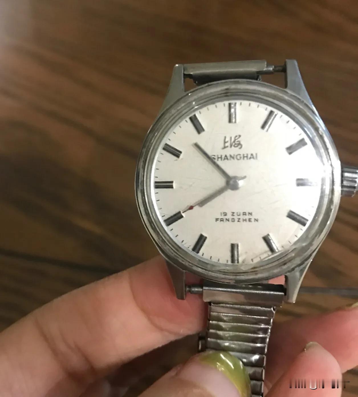 一辈子只戴过两块表。第一块是上海牌的机械表，主要作用是看时间；第二块是华为的电子