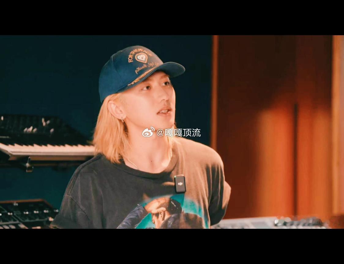 蔡徐坤篮球梗自己cue自己 这波操作直接封神！谁懂啊，蔡徐坤大大方方自提当年篮球