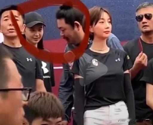 原妻子时玮：拍《追爱总动员》追到了。

现女友魏嘉：拍《卧底警花》追到了。

情