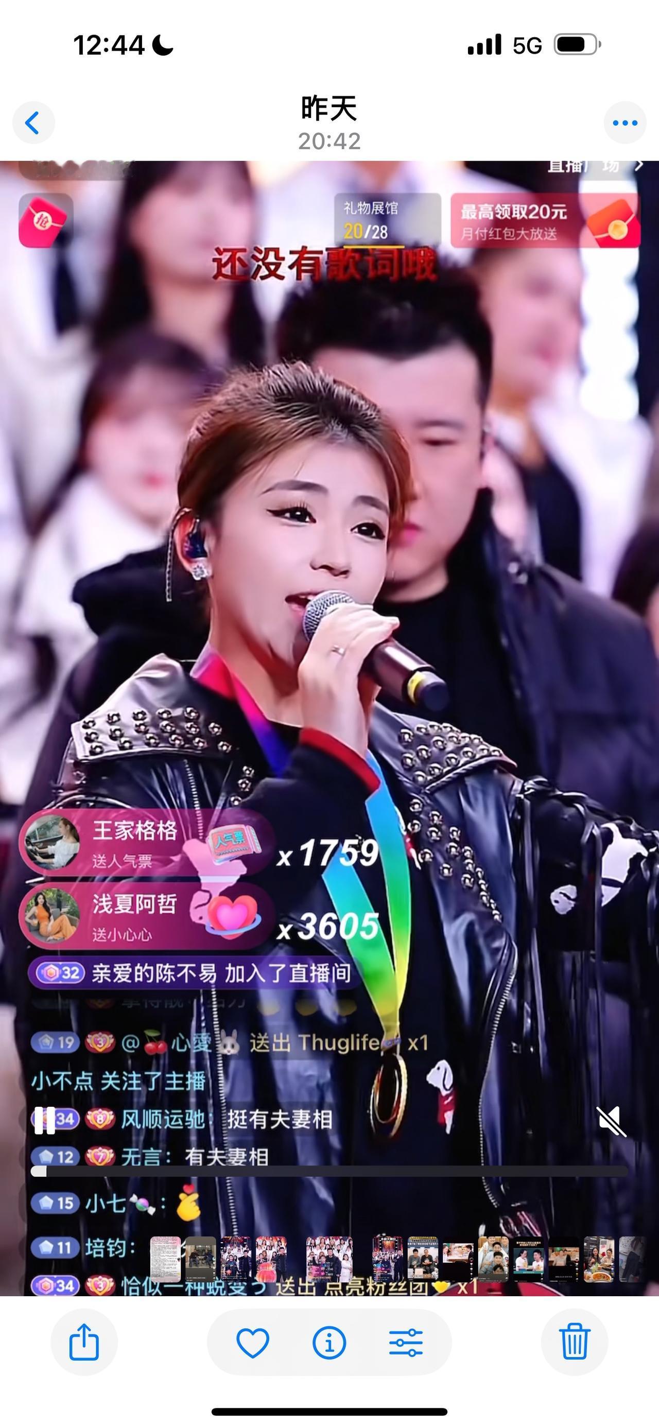 昨晚木森大舞台出现一位优秀选手，是甘肃庆阳的向小葵，人长的漂亮，歌也唱的好。这位