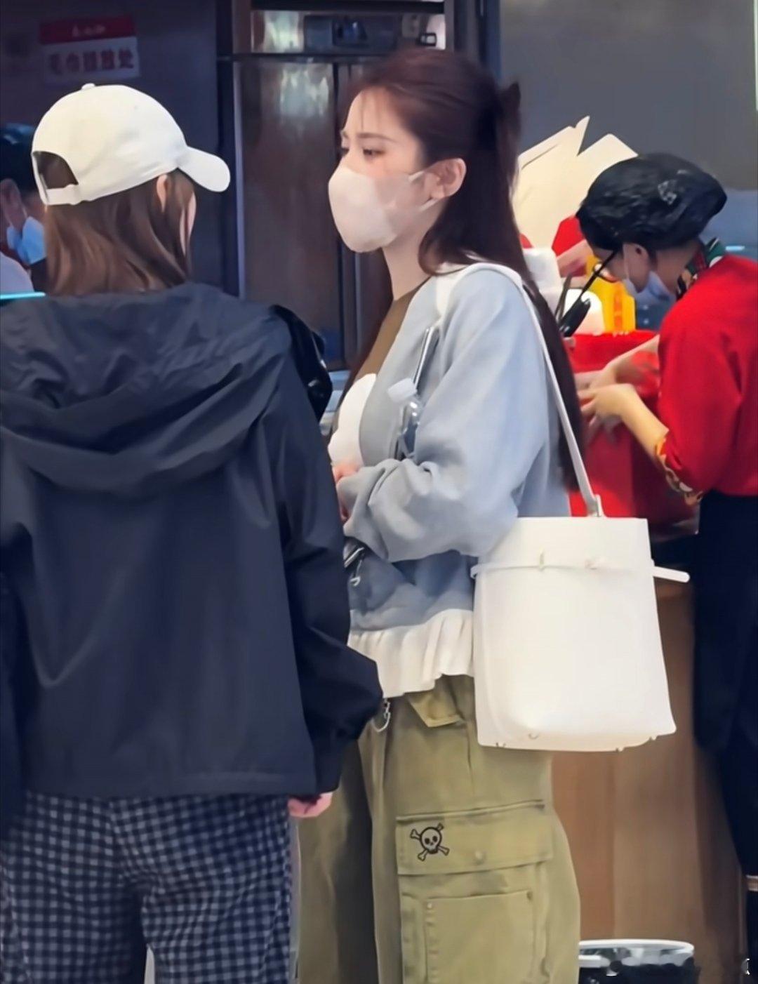 张慧雯出门都穿浪姐校服 张慧雯出门都穿浪姐校服，张慧雯到底有多爱浪姐啊