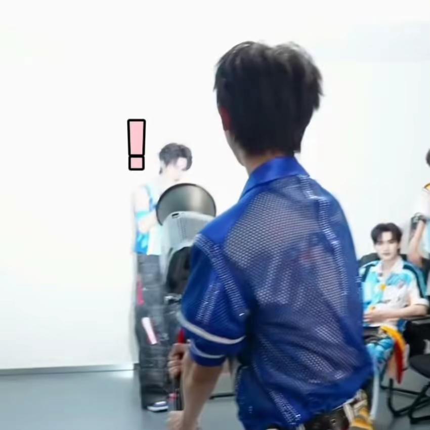 自家虐粉视频上就写着回旋镖正中眉心🤣。上面就有mjq先照别人的画面丁程鑫 ww