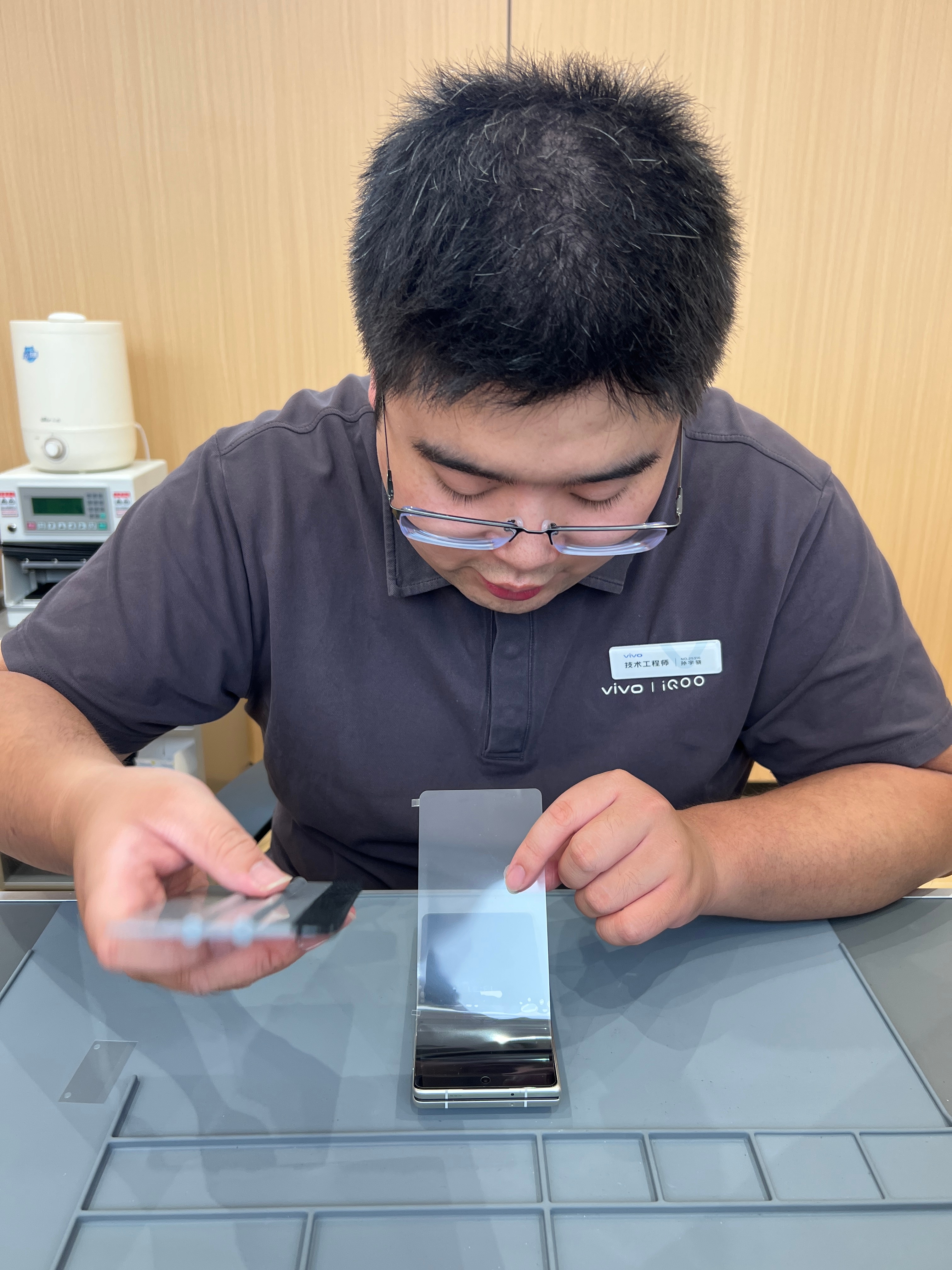 跟兄弟们汇报一下，vivo X Fold3 免费更换内外屏膜，耗时1小时，服务很