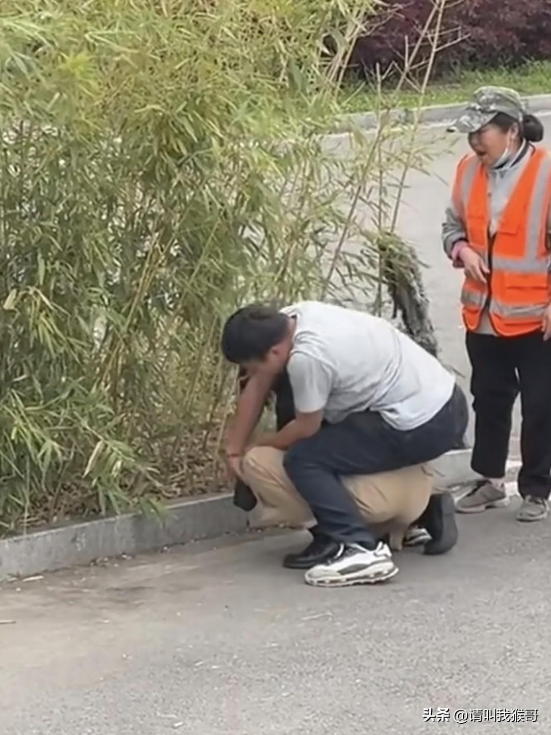 今天看到路边一对夫妻吵架，男的拼命抢夺女人手里的手机，还有几个环卫工人在一旁劝架