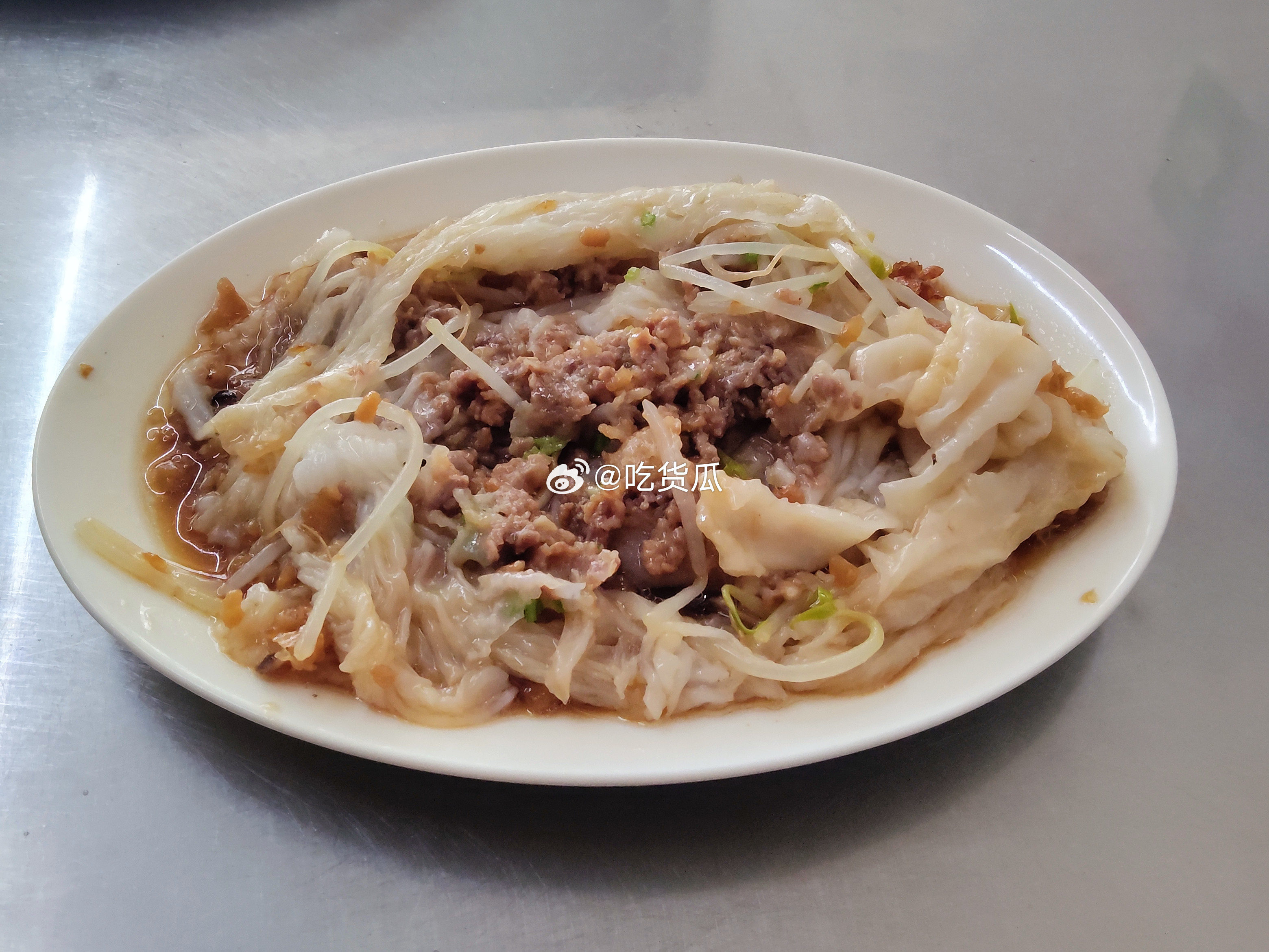 东厦中学后面东福路的一家肠粉店，叫东福石磨肠粉，看店面也是有一定历史的了，这家店