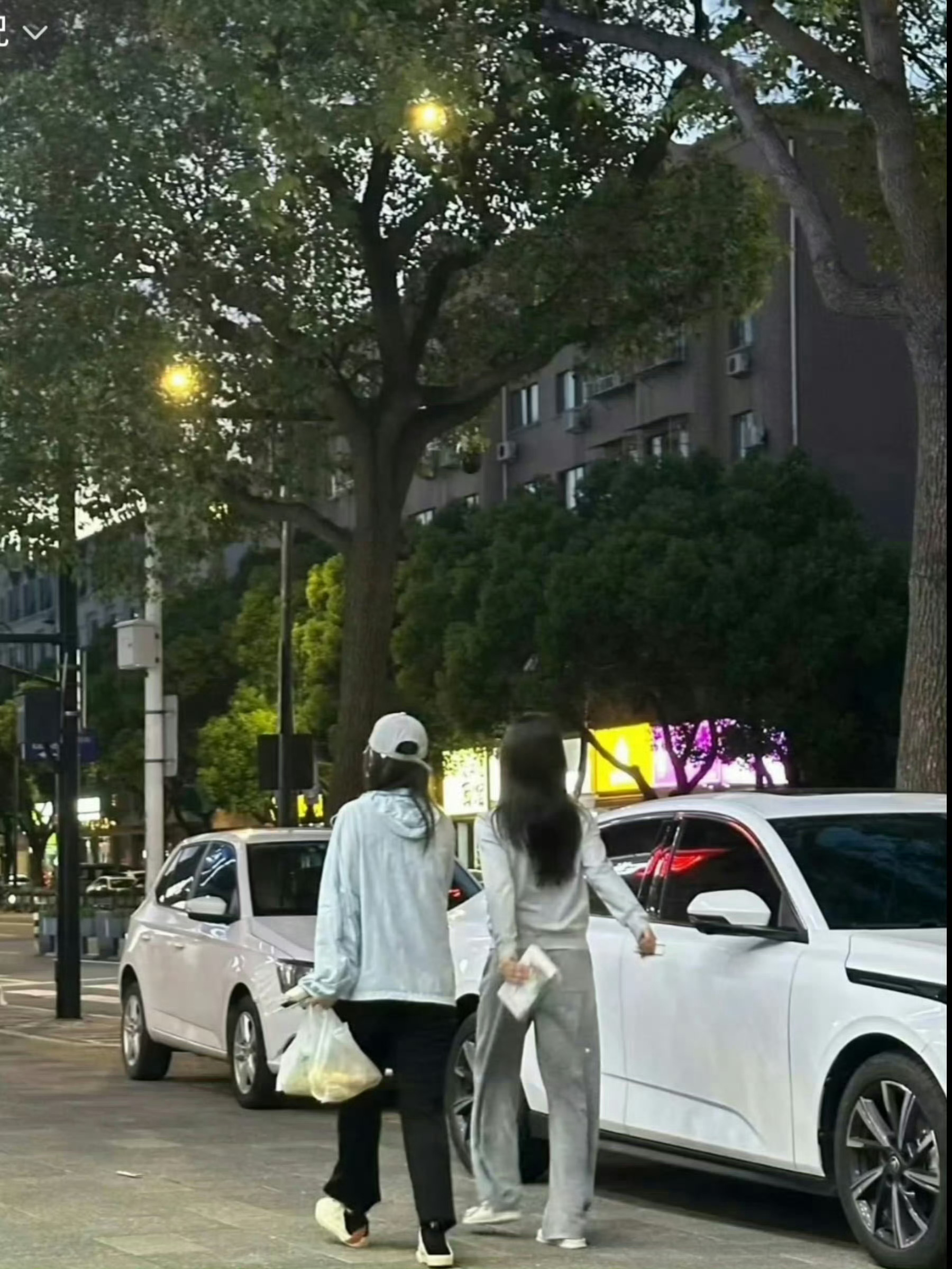 梦妍今天好开心呐，她真的有在好好生活[期待]见到孩叽我们也开心呐[期待] ​​​