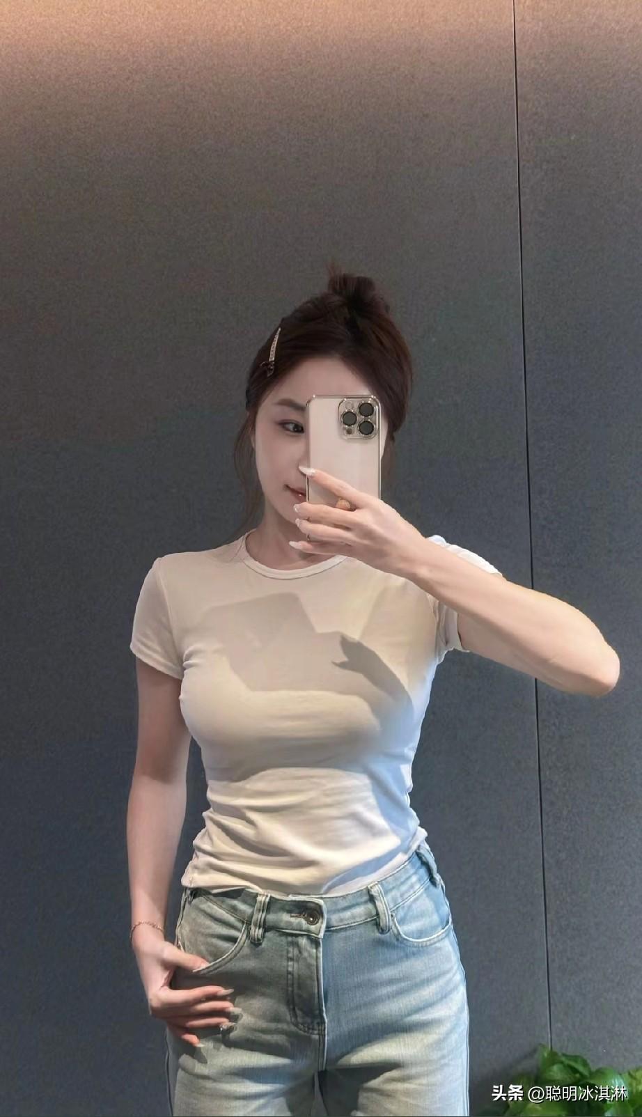 镜中人影映，白衣如雪明。