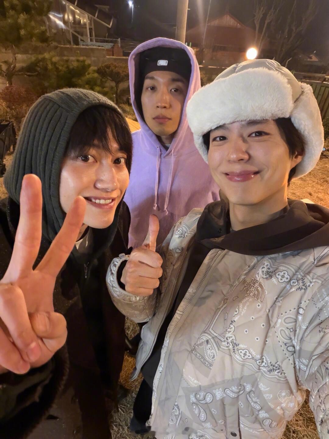 刘诗诗送朴宝剑宝瓶花 梦幻跨国同框直接封神！温婉优雅的刘诗诗搭配温润帅气的朴宝剑