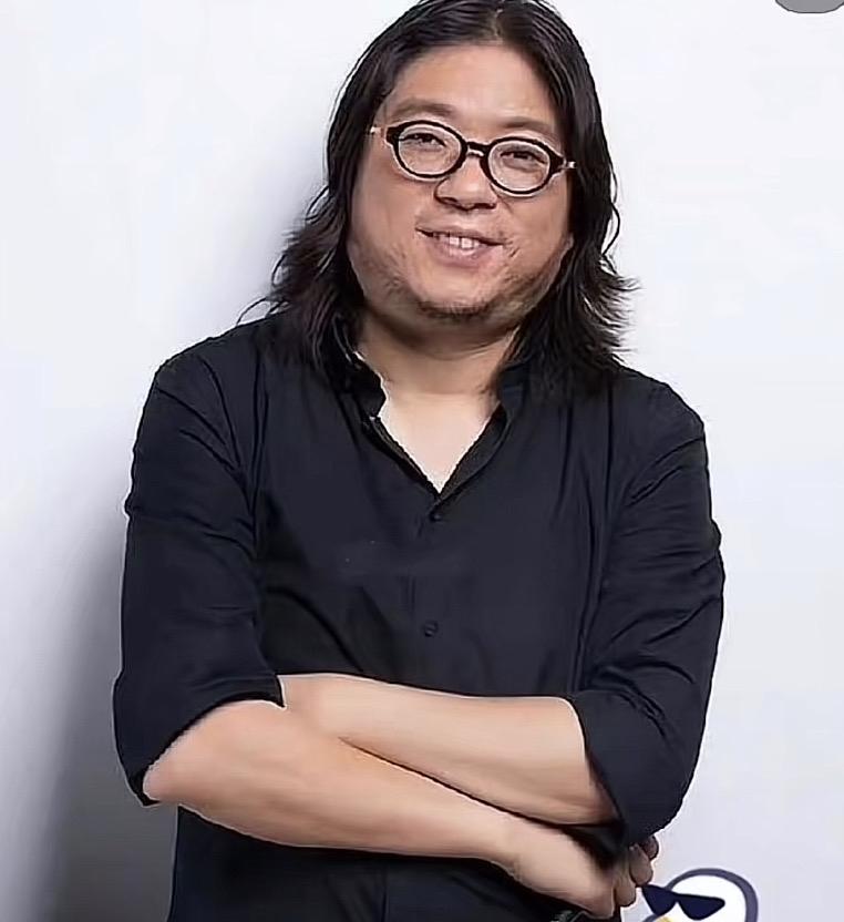 高晓松直播被骂，
网友弹幕全都是“滚”字。

也有网友给他留言：
什么时候再直播