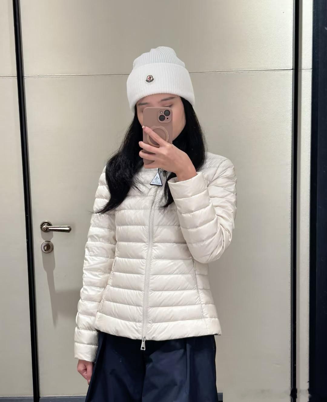 Monc**短款羽绒立领设计 领口挺括 立起来防风 放下来是随性的松弛感。前襟拉