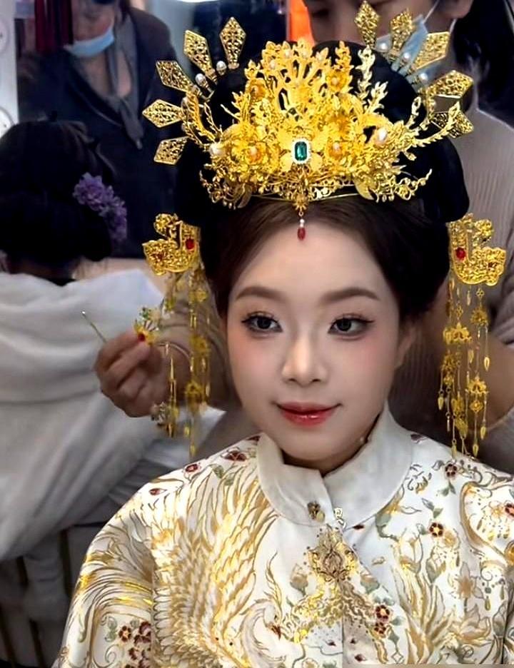 儿子刚拒收大G，妈转头直播带货破亿。
 
母亲的直播间，半小时挤进10万人，一天