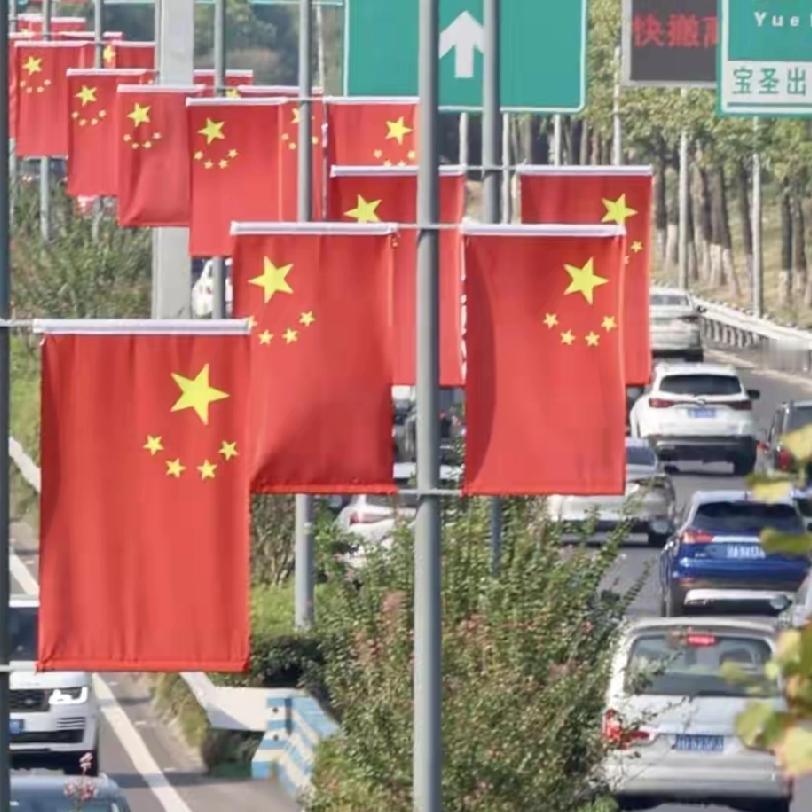 如今，全红婵步入大学校园，正在德智体全面发展。最近，网上又展现了全红婵跳舞蹈白毛