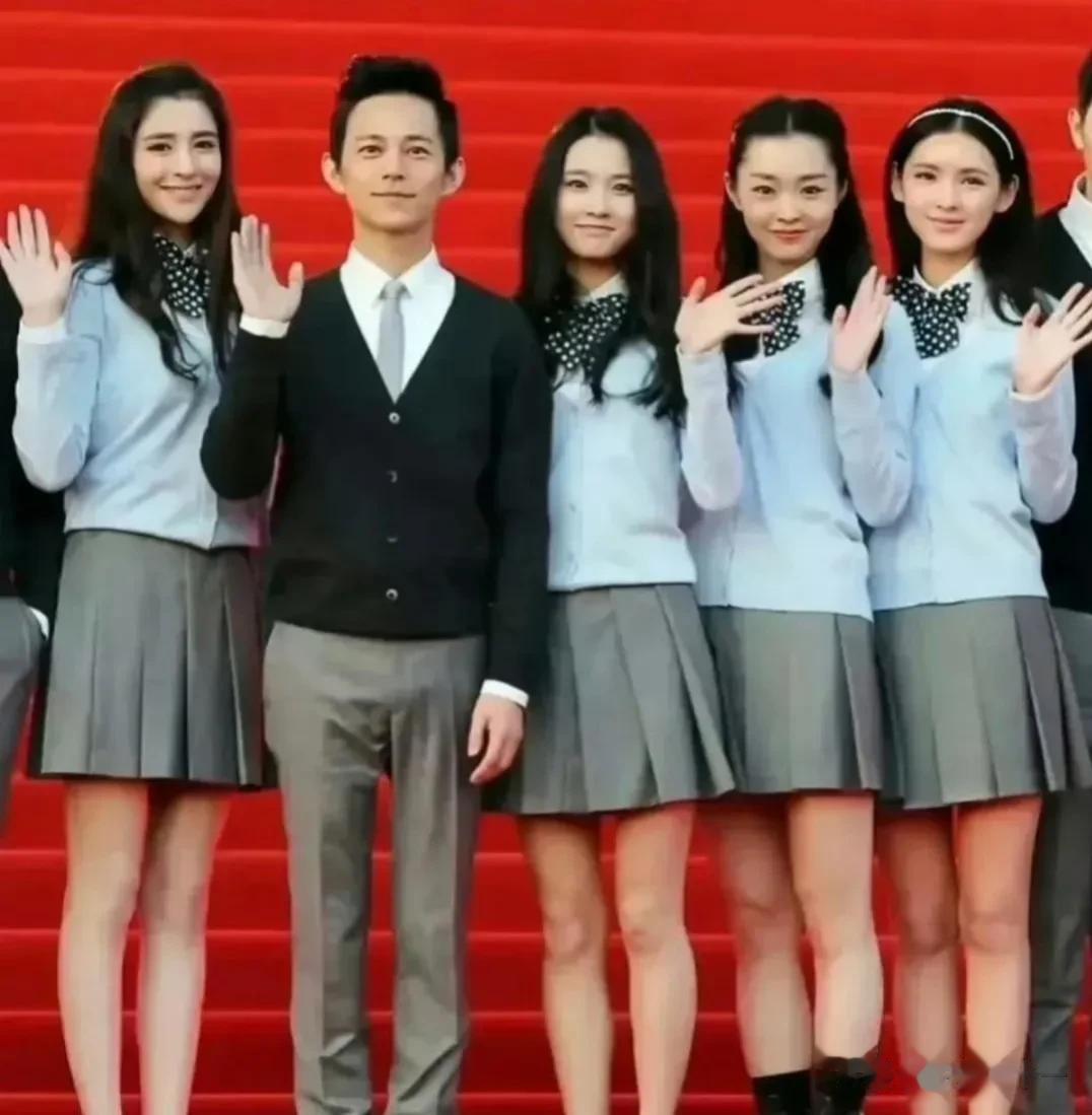 何老师这眼光真是了得，一部《栀子花开》选的女演员如今都火了，妥妥的何女郎啊！