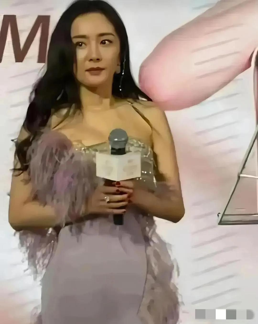 就算不喜欢，也不要诋毁别人！杨幂确实是85花颜霸！杨幂生图也很美啊，气质状态都不