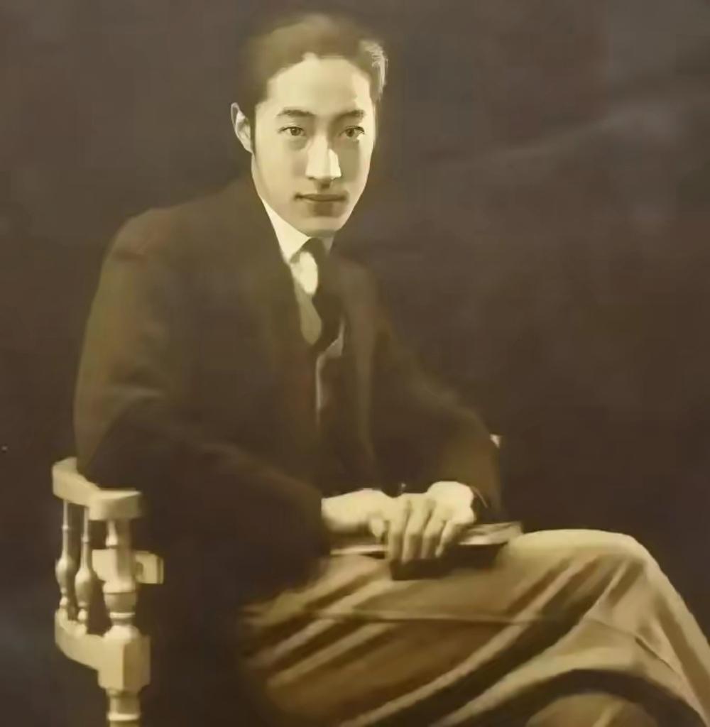 1962年，一位瘦到脱相的老人，在上海监狱中蜷缩成一团，等待出狱。谁也想不到眼前
