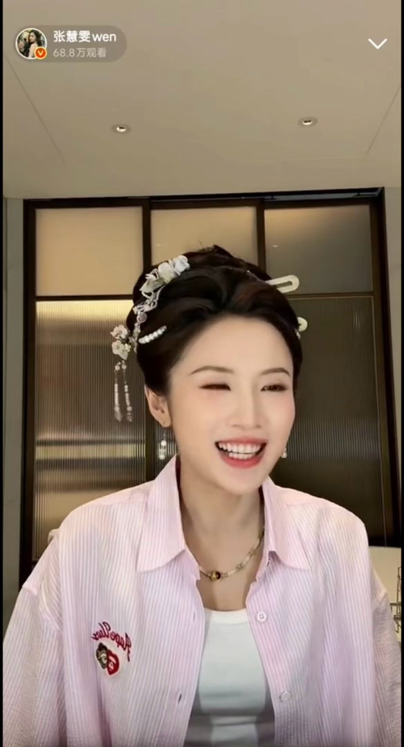 张慧雯求助娜扎娜扎说张慧雯唱歌跑调好友之间毫无顾忌，张慧雯虚心求教排名问题，娜扎