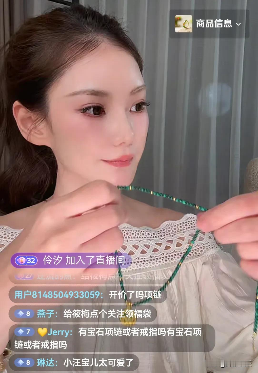 马筱梅直播时讲起妈妈的趣事儿来，她说妈妈在湾湾照顾两小只时会给他们做很多好吃的，