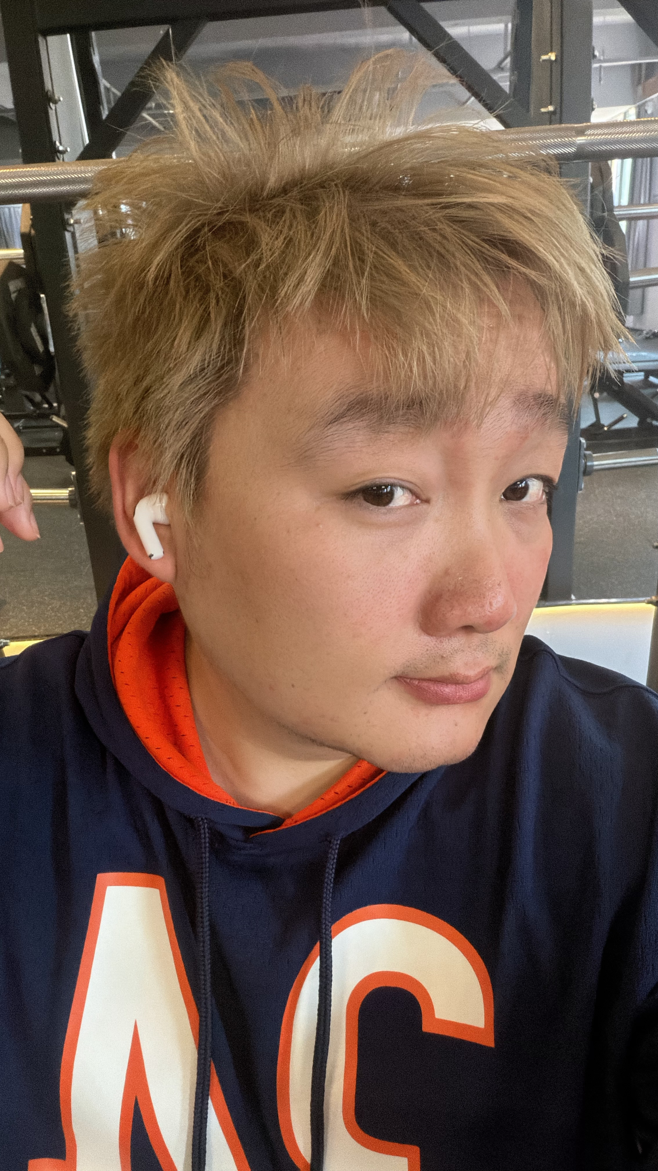 这首歌不错 ，有一种躺在星空下的草地，抱着心爱的娃娃独自流泪的破碎感 ​​​
