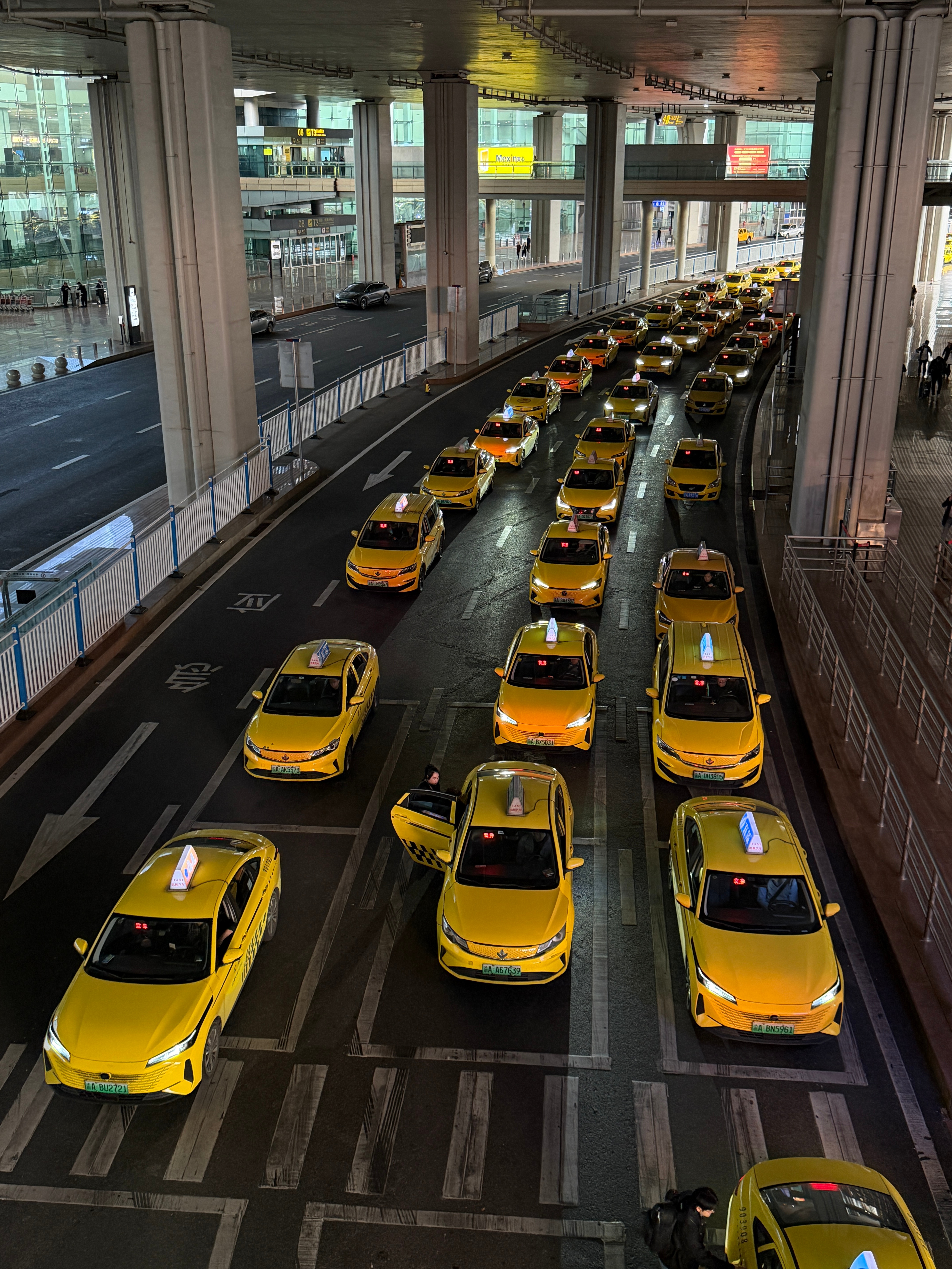 重庆不愧是问界的总部一转过来，全是问界的广告 